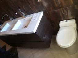 salle de bain marron et blanche